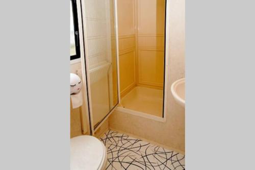 een badkamer met een toilet, een douche en een wastafel bij Violet Mays Retreat in Starcross