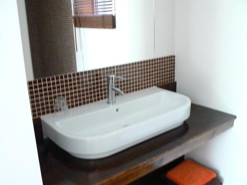 a bathroom with a white sink and a mirror at Chambres d'hôtes La Masquière in Villefranche-de-Lauragais