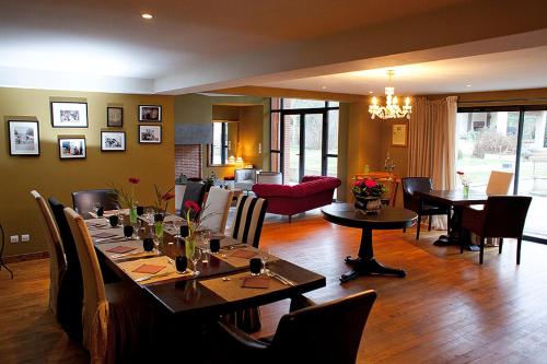 un salon et une salle à manger avec des tables et des chaises. dans l'établissement Chambres d'hôtes La Masquière, à Villefranche-de-Lauragais