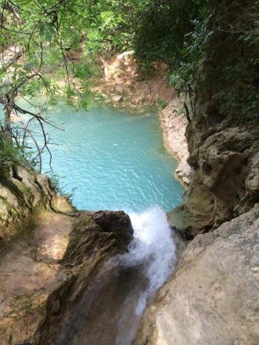 a small pool of blue water in a rocky canyon at LA CACHETTE ROMANTIQUE DU Jardin in Barjols