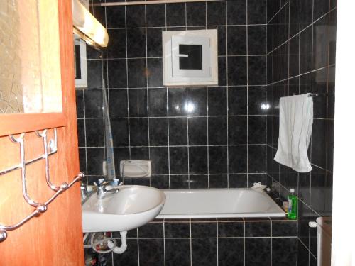 ein Badezimmer mit einem Waschbecken und einer Badewanne in der Unterkunft Host Tina in Bukarest