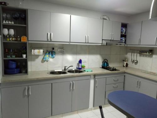 Virtuvė arba virtuvėlė apgyvendinimo įstaigoje Duplex a pasitos del centro contactar número primer foto