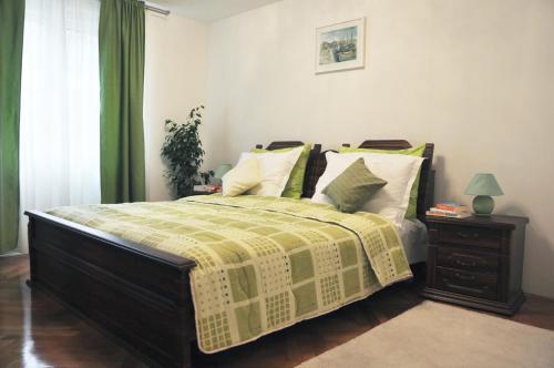 1 dormitorio con 1 cama con manta amarilla y verde en Apartment Center, en Split