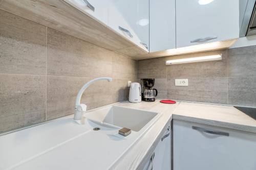 eine Küche mit einem weißen Waschbecken im Zimmer in der Unterkunft Apartment Lana in Baška