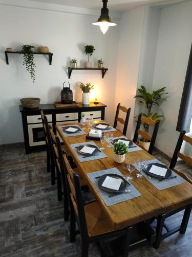 Labechiloa plage - T4 - 84 m2 - 3 ch - Centre historique في سان جان دو لوز: غرفة طعام مع طاولة وكراسي خشبية
