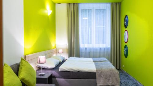 a bedroom with a bed and a green wall at Gronie Ski & Bike in Szczyrk