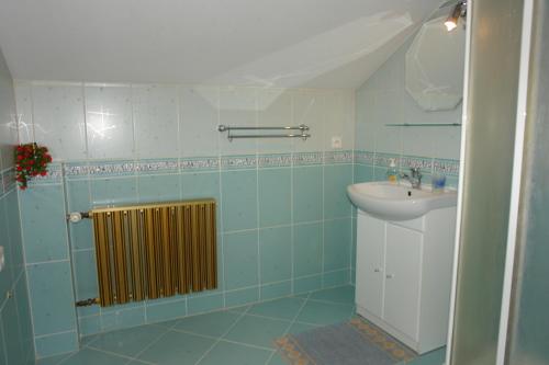 Kúpeľňa v ubytovaní Apartamenty pokoje INA