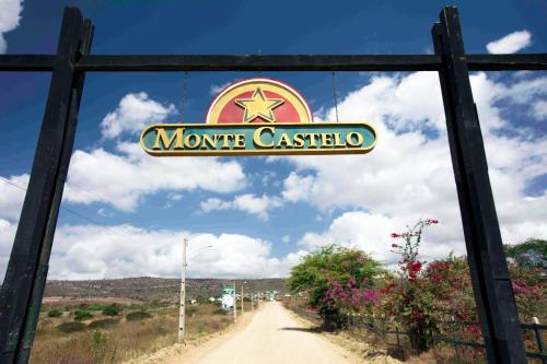 a sign for a movie castillo on a dirt road at Hotel Fazenda Monte Castelo in Gravatá