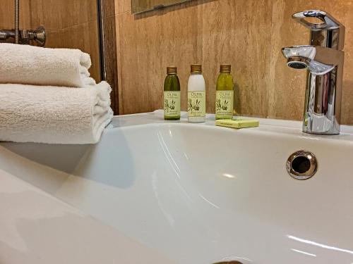 - 3 bouteilles de vin assises sur un lavabo dans l'établissement Nestor&Jeeves - RIVOLI PALM - City center - Very close sea, à Nice