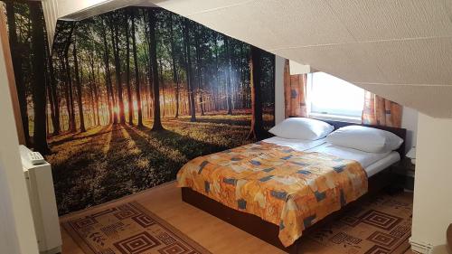 1 dormitorio con un mural de un bosque en Anda Residence, en Sibiu