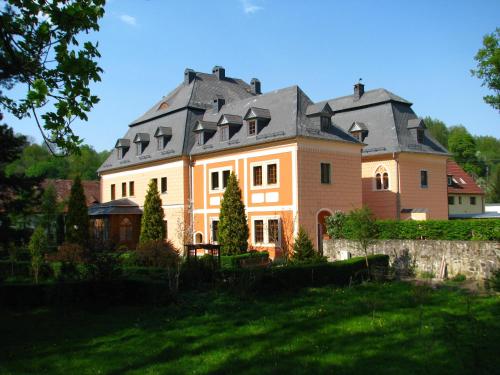 una casa grande con techo gris en Pałac Książęcy we Wleniu, en Wleń