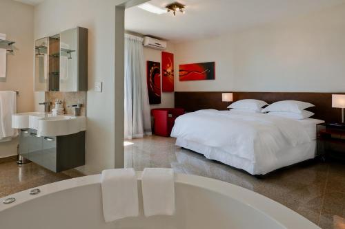 
A bed or beds in a room at Camps Bay Ruby Suite
