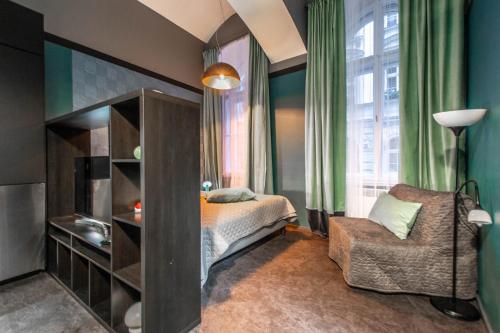 プラハにあるMetronom Apartment by Ruterraのベッドルーム1室(ベッド1台、椅子、窓付)