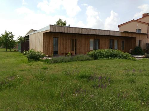 een huis in een veld met een grasveld bij Kůlna in Brod nad Dyjí