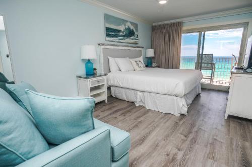 een hotelkamer met een bed en een bank bij Summerlin Condominiums by Panhandle Getaways in Fort Walton Beach
