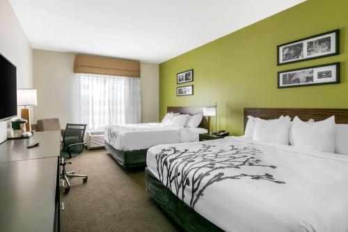 A bed or beds in a room at Sleep Inn & Suites Columbia