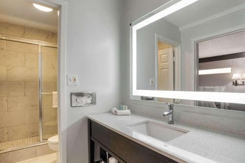 Bathroom sa Baymont by Wyndham Montgomery AL