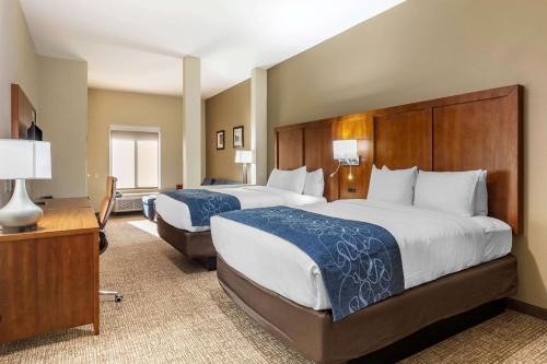 Кровать или кровати в номере Comfort Suites Greensboro-High Point