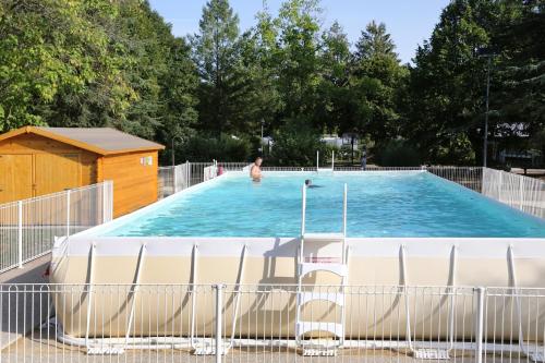สระว่ายน้ำที่อยู่ใกล้ ๆ หรือใน Camping le Nid du Parc