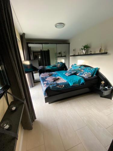 een slaapkamer met een bed en een spiegel bij Beach bungalow Hellevoetsluis in Hellevoetsluis