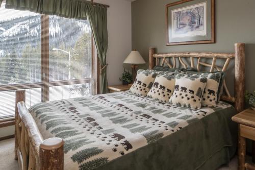Una cama o camas en una habitación de Skycrest 1714