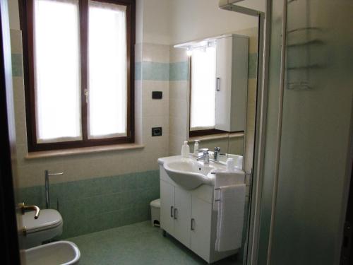 La salle de bains est pourvue d'un lavabo et de toilettes. dans l'établissement Appartamento Serena, à Ponti sul Mincio
