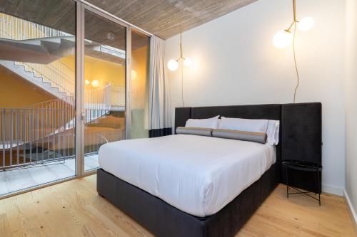 Ein Bett oder Betten in einem Zimmer der Unterkunft WHome | LS48 Prime Location Upscale Family Apartment