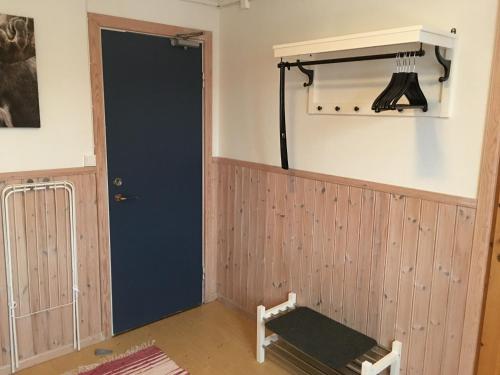 a room with a blue door and a mirror at Vasacenter B&B in Transtrand