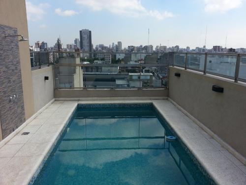 Bazén v ubytování Hotel Nontue Abasto Buenos Aires nebo v jeho okolí