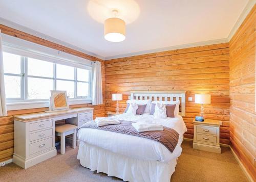 A bed or beds in a room at Landal Kielder Waterside 