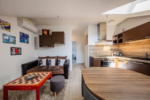 un salon avec un canapé et une table dans l'établissement le cocon voironnais, à Rives