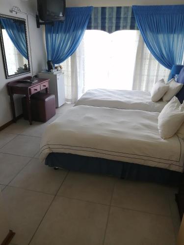 Katil atau katil-katil dalam bilik di Krige Lodge B&B