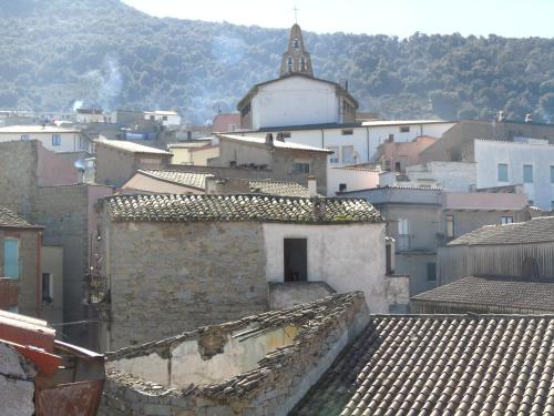 widok na miasto z kościołem i dachami w obiekcie B & B MARIMA ORGOSOLO w mieście Orgosolo