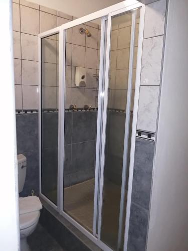 Bilik mandi di Krige Lodge B&B