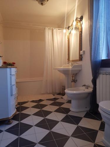 a bathroom with a sink and a toilet at Tenuta Crescentini-ValleMura ,appartamenti con entrata indipendente in San Donà di Piave