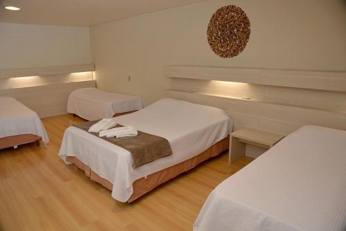 a hotel room with two beds in a room at Hotel Pieta in Garibaldi