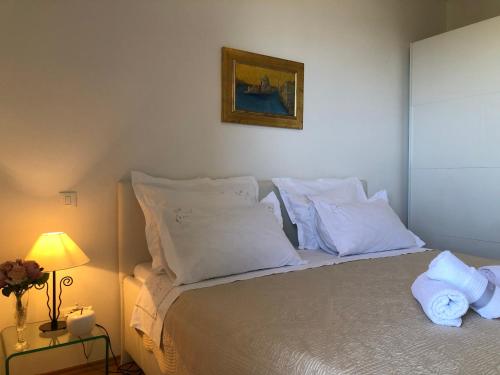 Schlafzimmer mit einem Bett mit weißer Bettwäsche und Kissen in der Unterkunft Apartment Charming in Split