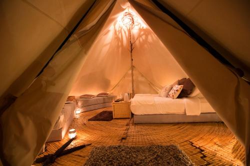 a room with a bed in a tent at Niddo Suesca in Suesca