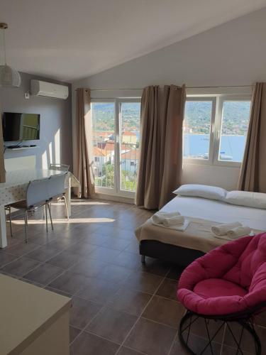 1 dormitorio con 1 cama, escritorio y ventanas en Apartments Zdenka, en Vinišće