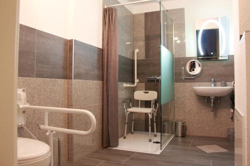 bagno con servizi igienici e lavandino di Aparts Oberhausen a Oberhausen