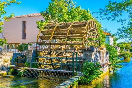 a roller coaster in the middle of a river at Le Petit Studio - 15 m2 - Centre Ville - Sorgue à 50 m in LʼIsle-sur-la-Sorgue