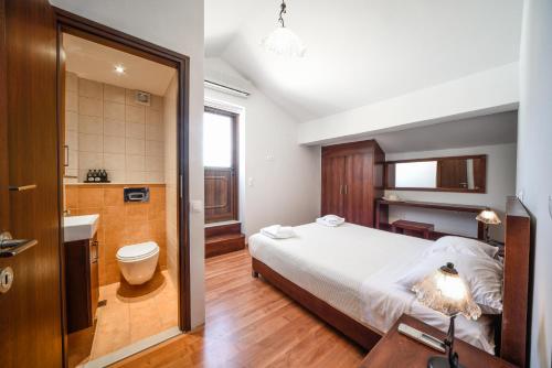 Postel nebo postele na pokoji v ubytování Lenikos Resort