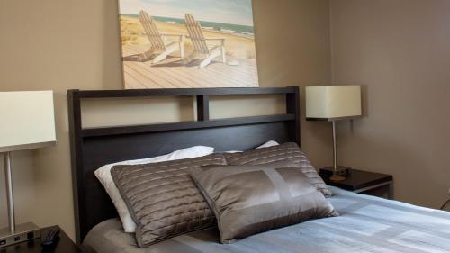 1 dormitorio con 1 cama con una foto de playa en Mark III, INN & Suites, en Scottdale