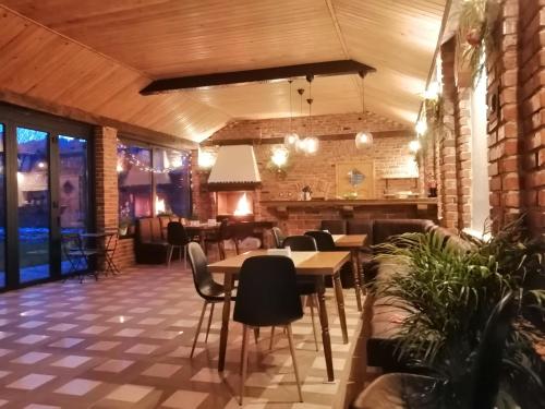 restauracja ze stołami i krzesłami w pokoju w obiekcie Horizont Dobrinishte w mieście Dobriniszte