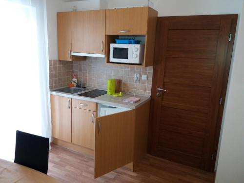 Kuchyňa alebo kuchynka v ubytovaní Apartmány Rohlík