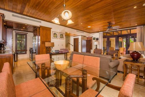 הלאונג' או אזור הבר ב-Jet Luxury at Langosta Beach Resort & Villas