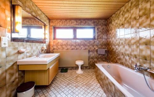 La salle de bains est pourvue d'une baignoire, de toilettes et d'un lavabo. dans l'établissement Wonderful bright apartment with balcony & garden, à Reutte