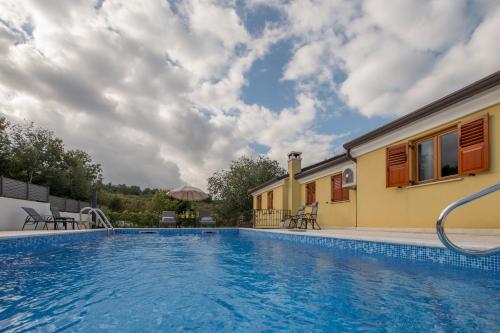 una piscina di fronte a una casa di Apartments Viler a Buje