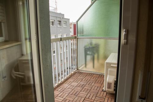 einen Balkon mit Blick auf ein Bad mit Fenster in der Unterkunft Apartamento Reus 1 - Parking gratuito in Reus