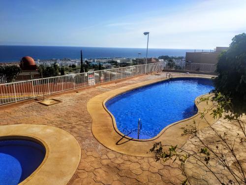 una gran piscina en la parte superior de un edificio en Marina Vistamar, en Mojácar